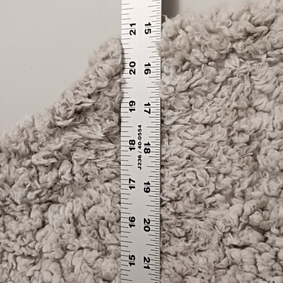 So Soft, Fluffy, Lightweight, jersey knit lined, 2 pocket, Sherpa Vest EUC - Picture 4 of 10